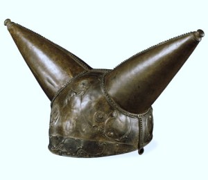 Casco de hierro con forma de cuernos.Museo Britanico. Edad del Hierro.
