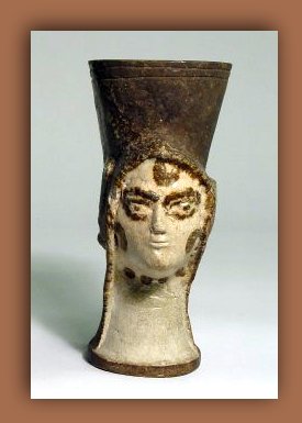 Faience vase. Isla de Cyprus. Edad del Bronce tardio. 1450 A.C al 1200 A.C. Colecciones del Museo Britanico.