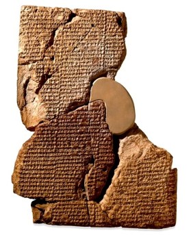 Tableta de arcilla con escritura cuneiforme de Babilonia conteniendo fragmento de la leyenda de Atrasia.