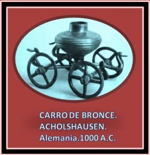 Escultura de metal celta representando carro con ruedas.