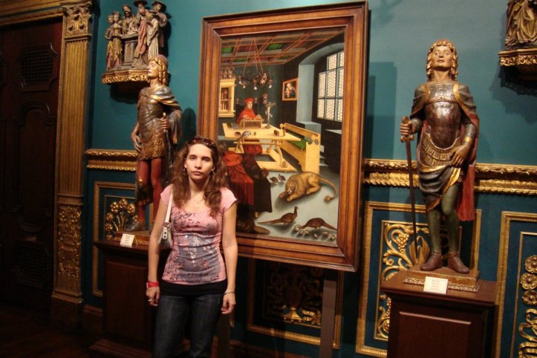 Joven visitante a las salas de Arte del Museo Ringling en Sarasota.Fl